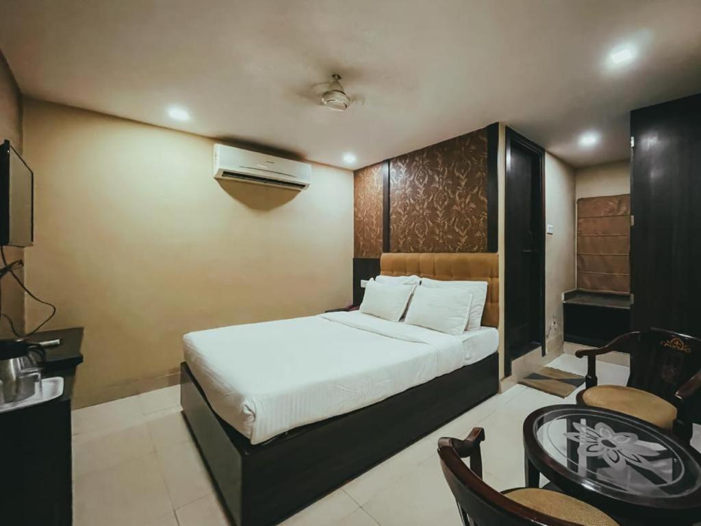 Hotel S L E Residency Varanasi Esterno foto