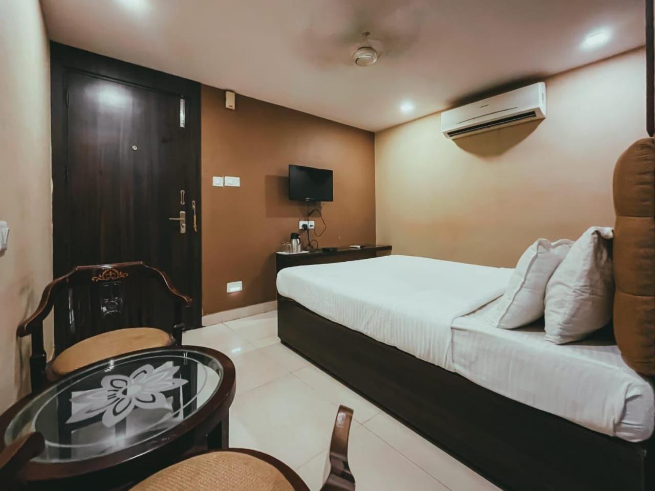 Hotel S L E Residency Varanasi Esterno foto