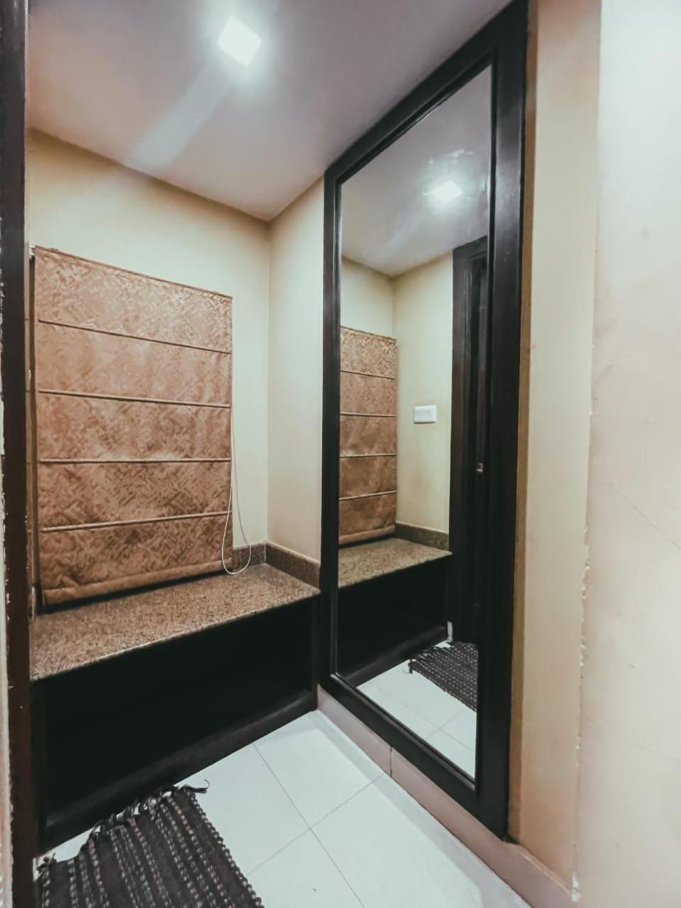 Hotel S L E Residency Varanasi Esterno foto