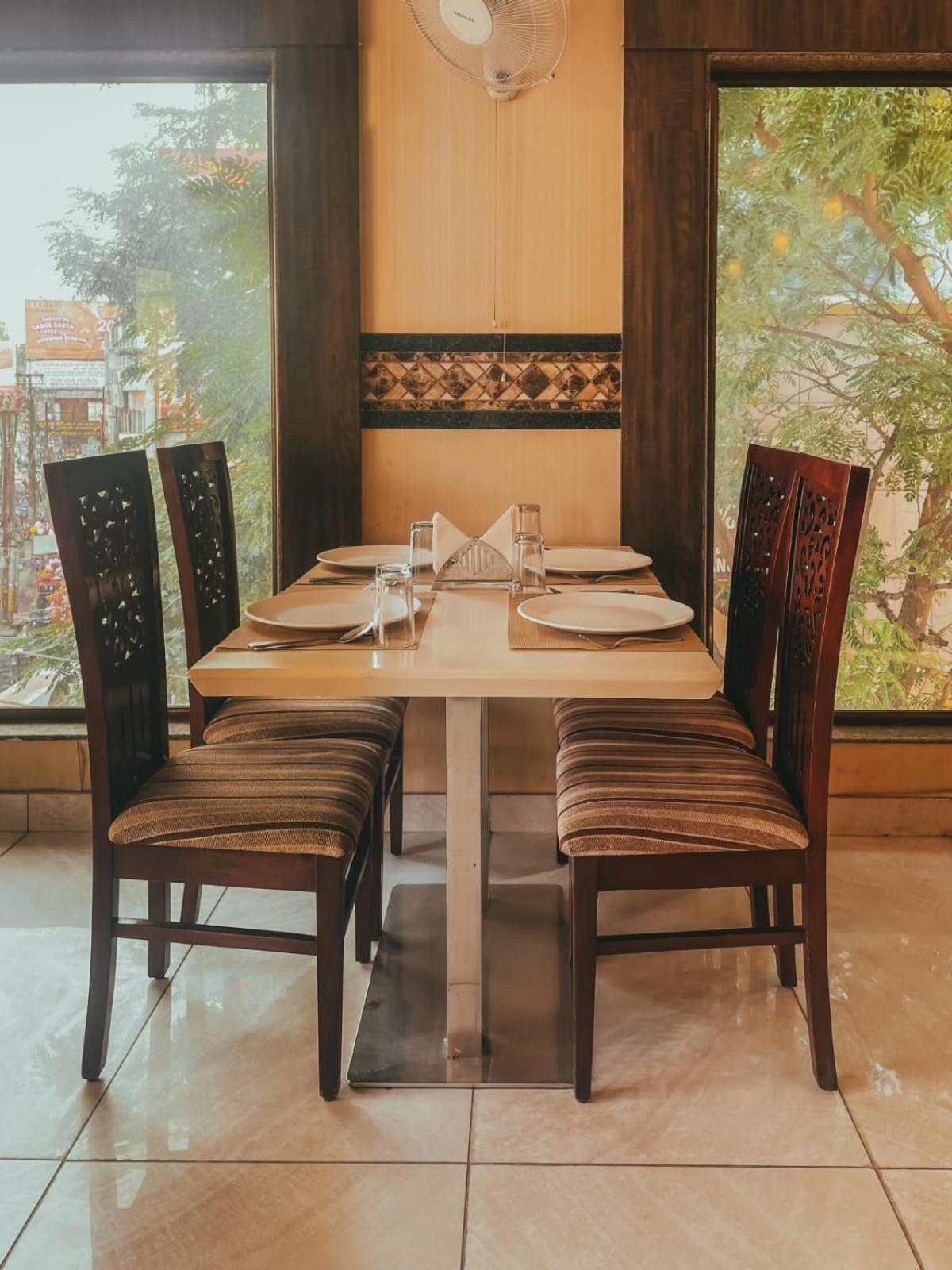 Hotel S L E Residency Varanasi Esterno foto