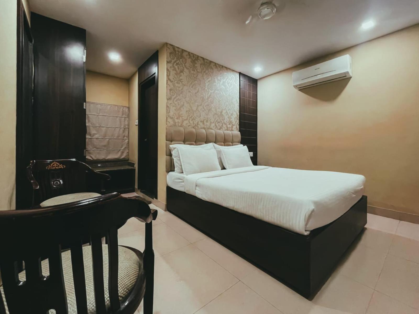 Hotel S L E Residency Varanasi Esterno foto