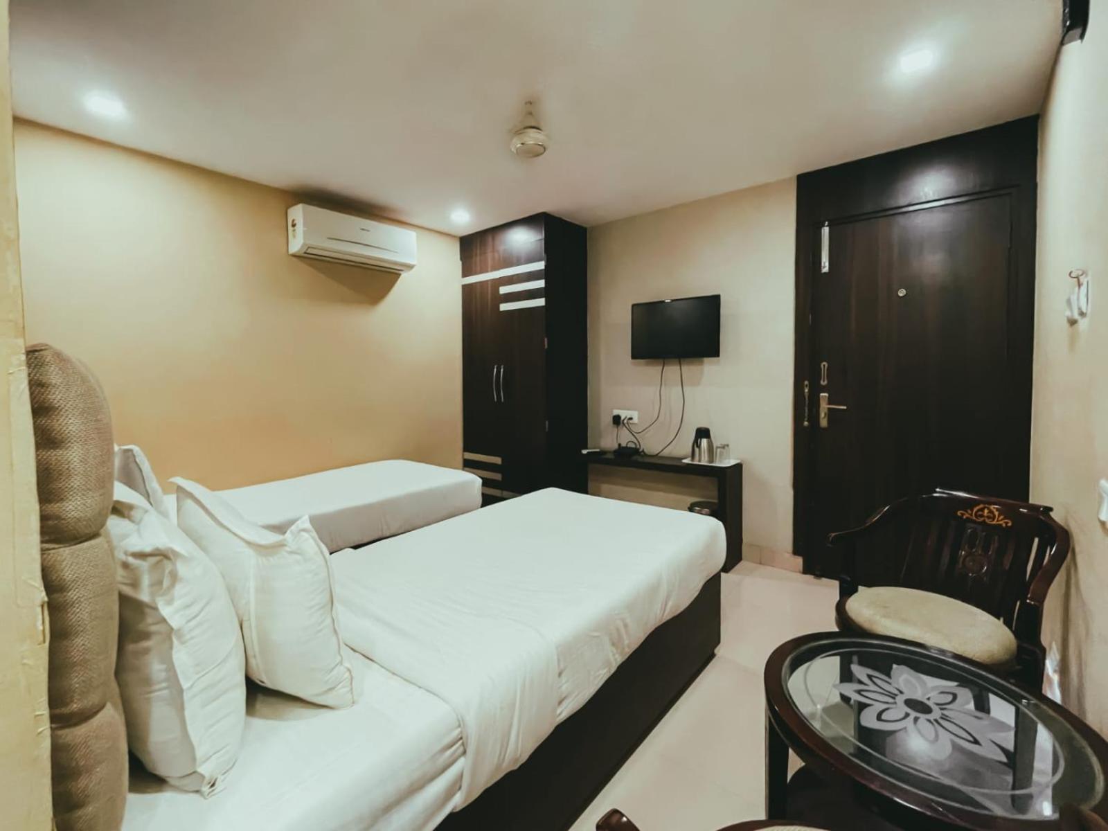 Hotel S L E Residency Varanasi Esterno foto