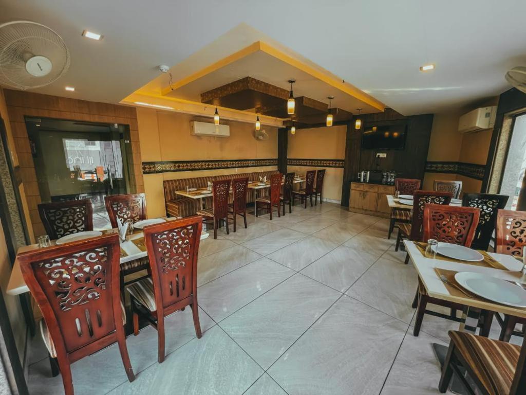 Hotel S L E Residency Varanasi Esterno foto