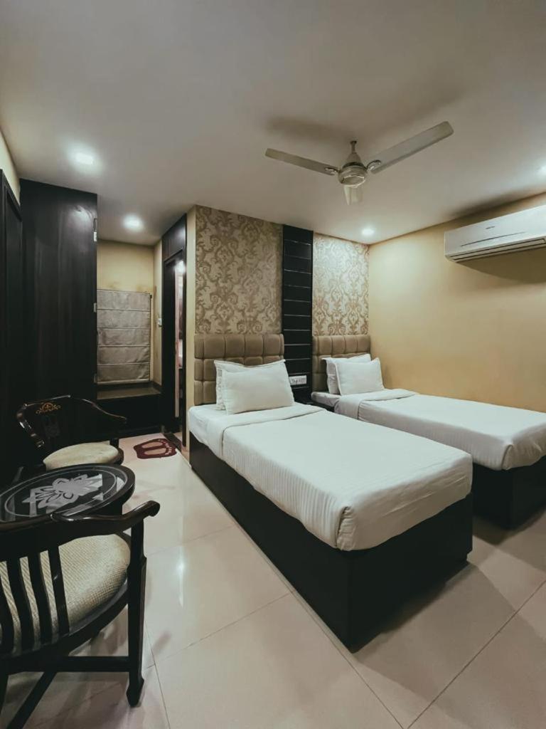 Hotel S L E Residency Varanasi Esterno foto