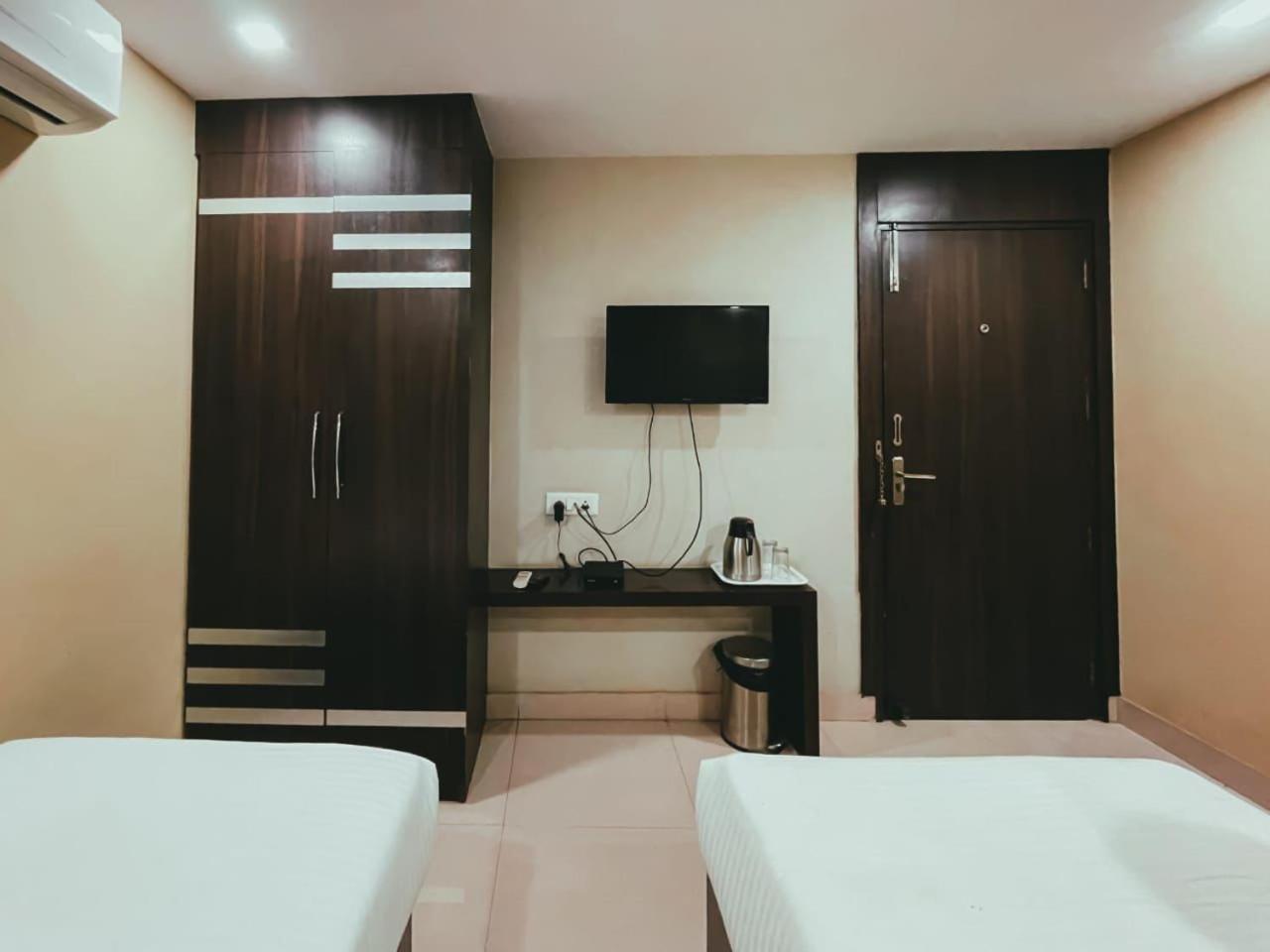 Hotel S L E Residency Varanasi Esterno foto