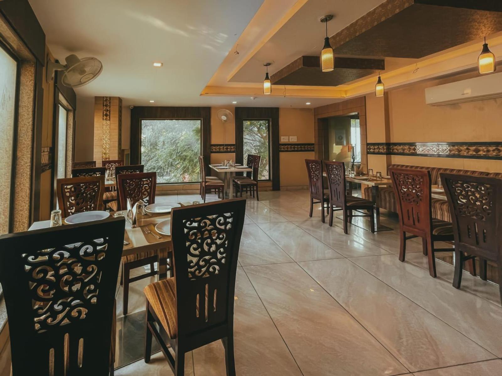 Hotel S L E Residency Varanasi Esterno foto