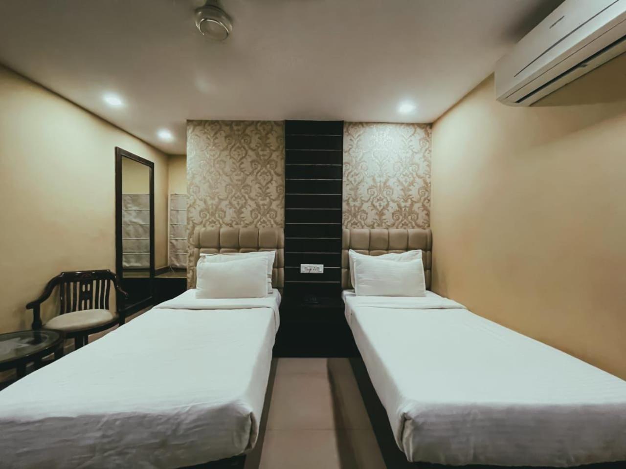Hotel S L E Residency Varanasi Esterno foto