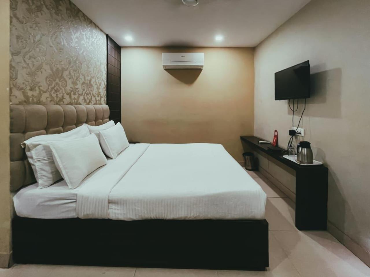 Hotel S L E Residency Varanasi Esterno foto