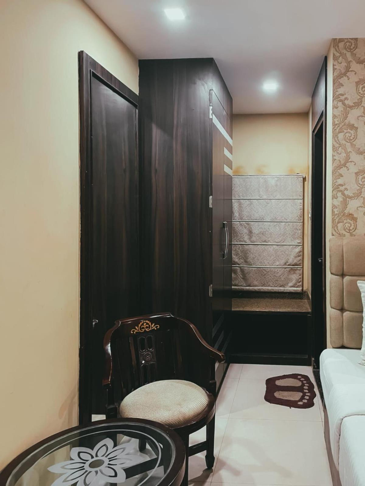 Hotel S L E Residency Varanasi Esterno foto