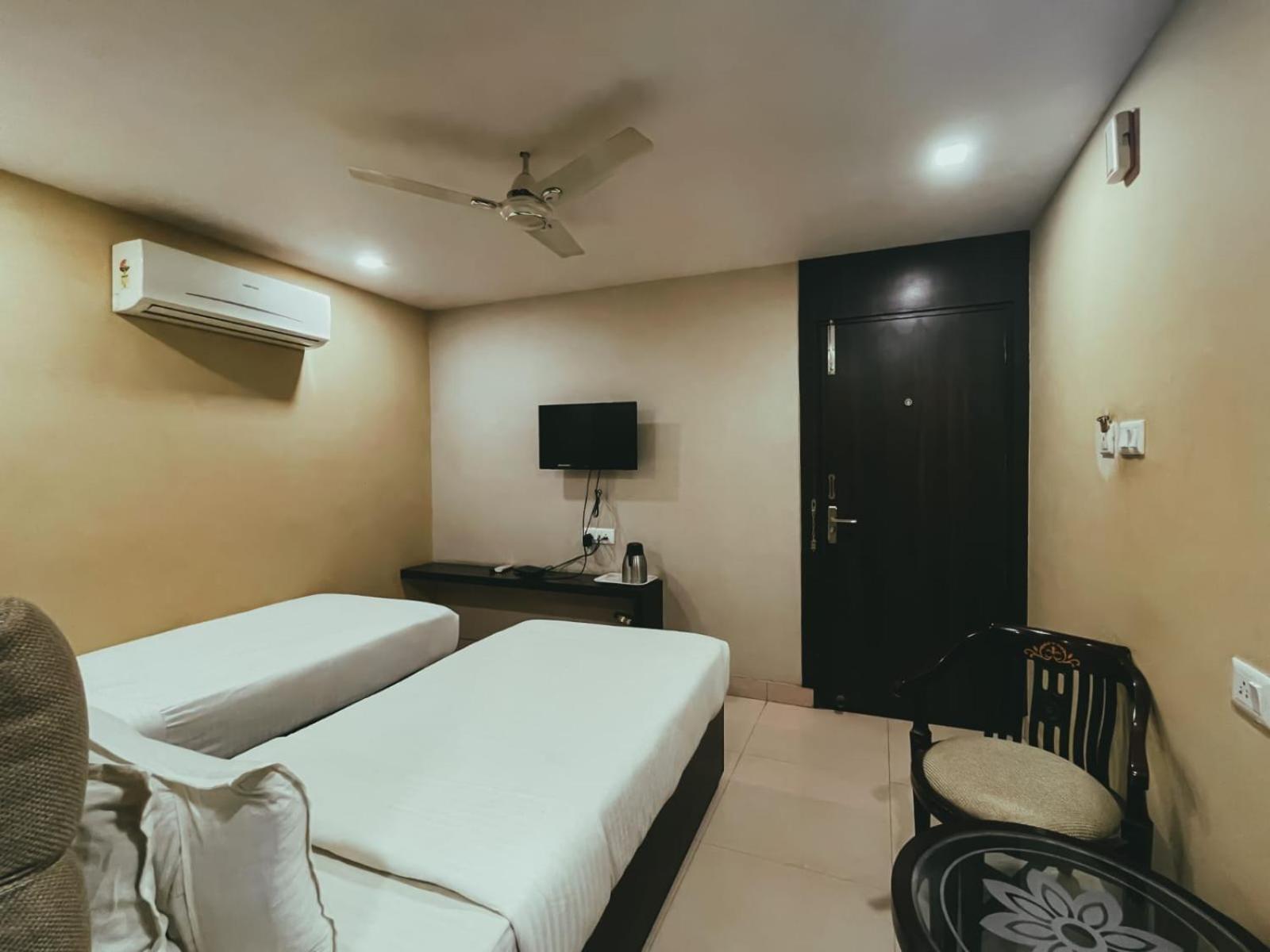 Hotel S L E Residency Varanasi Esterno foto