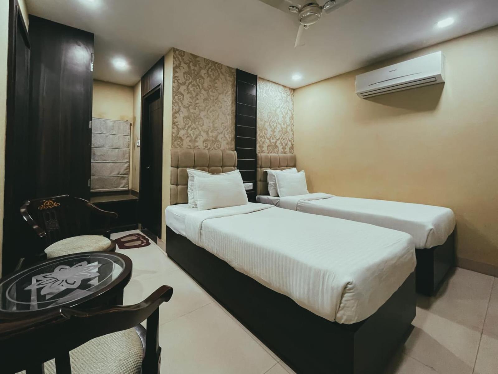 Hotel S L E Residency Varanasi Esterno foto