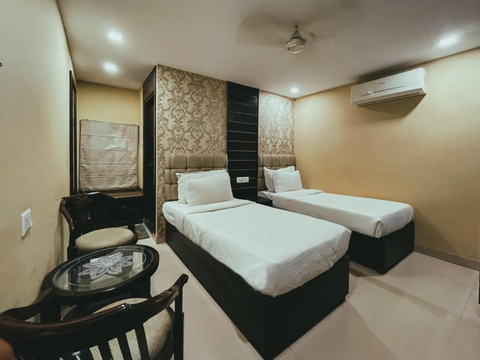Hotel S L E Residency Varanasi Esterno foto