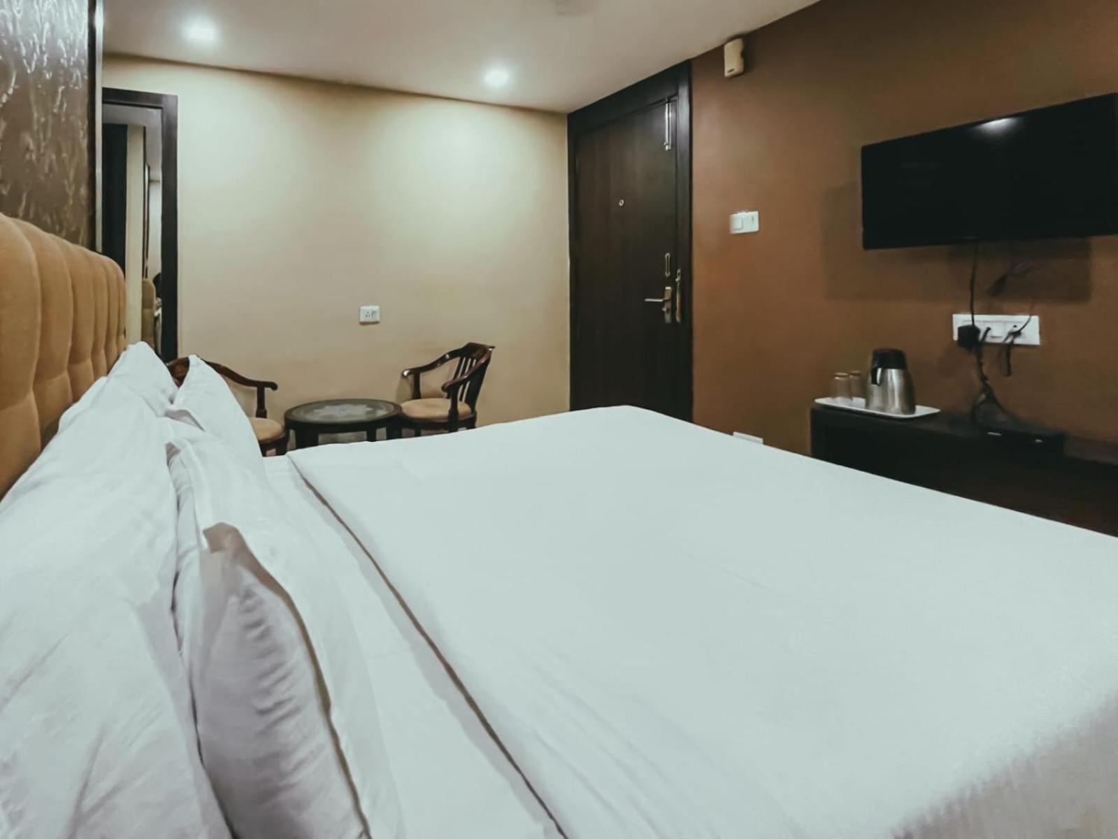 Hotel S L E Residency Varanasi Esterno foto