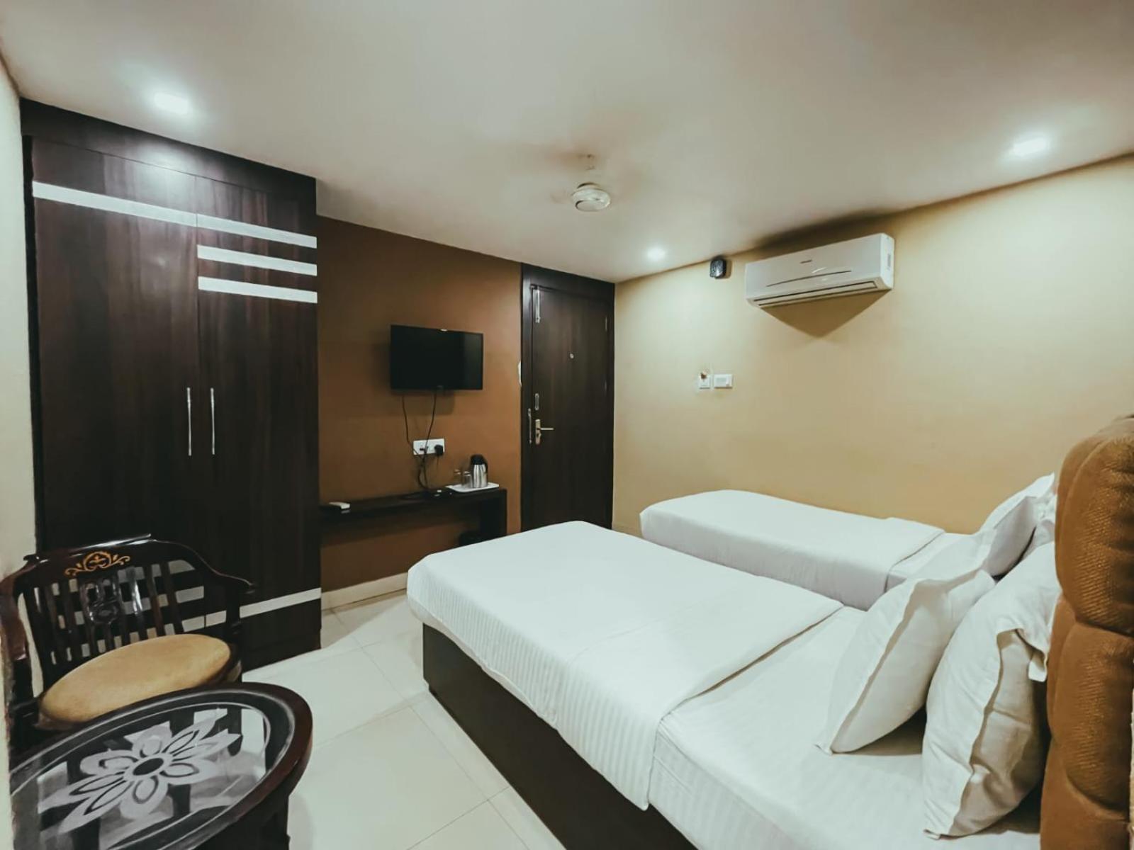 Hotel S L E Residency Varanasi Esterno foto