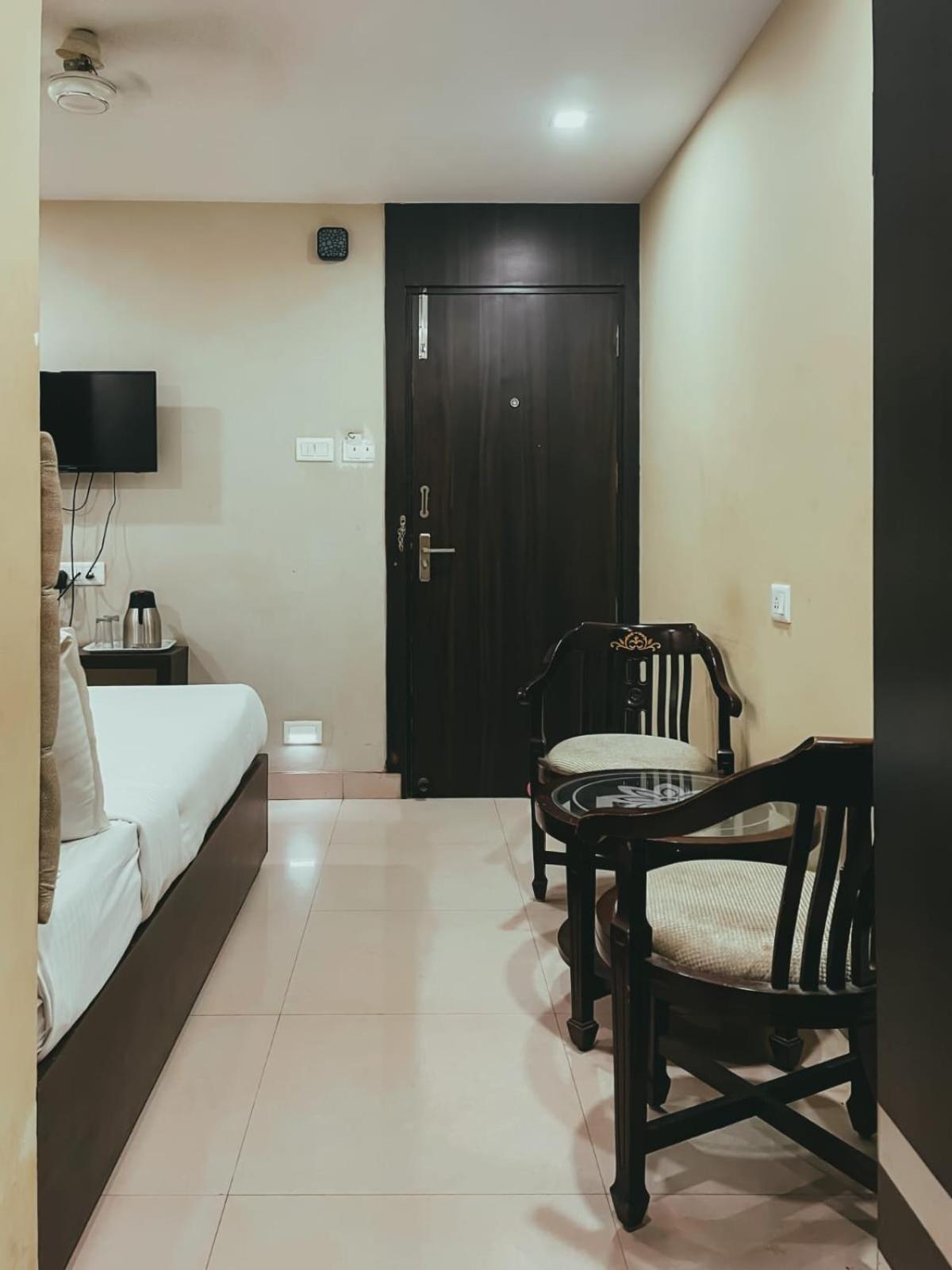 Hotel S L E Residency Varanasi Esterno foto