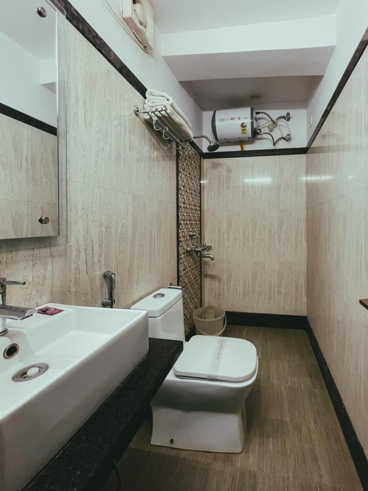 Hotel S L E Residency Varanasi Esterno foto