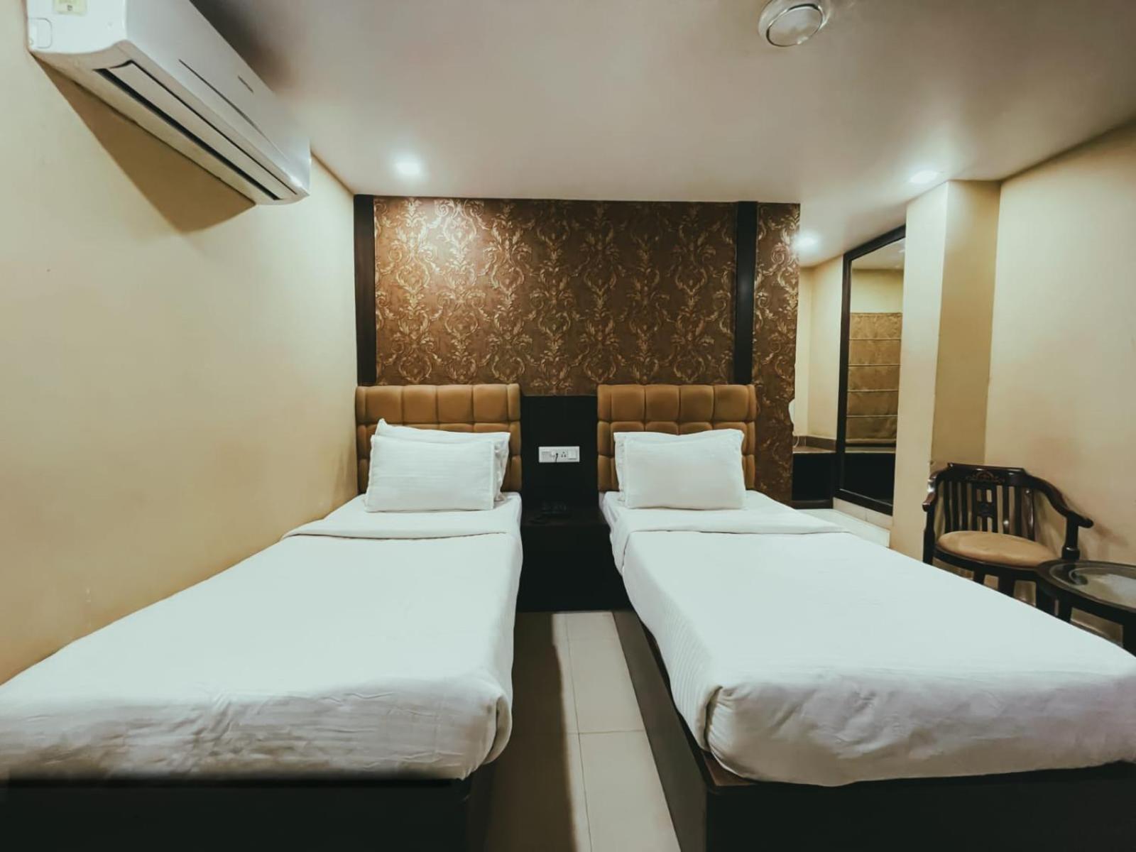 Hotel S L E Residency Varanasi Esterno foto