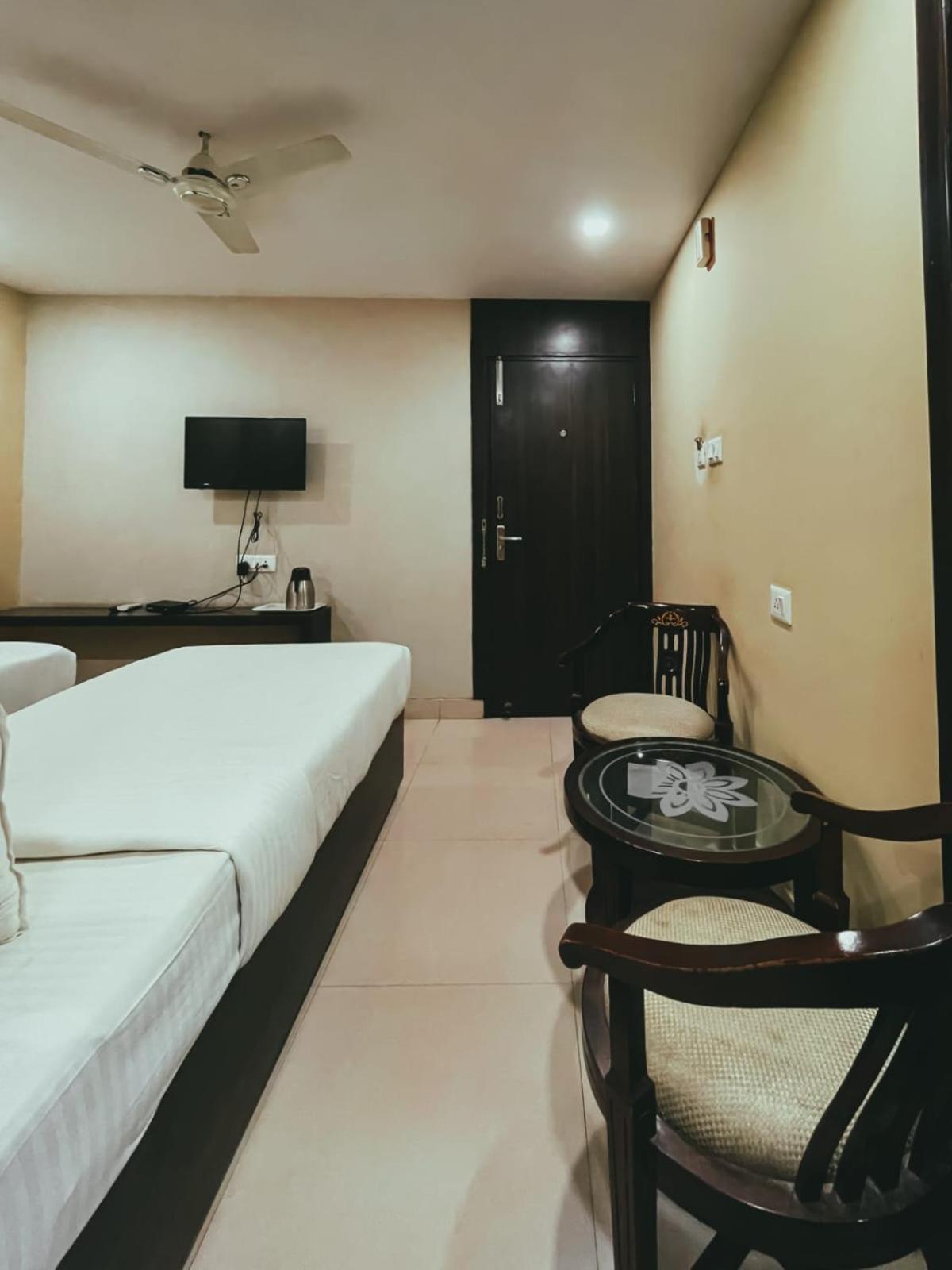 Hotel S L E Residency Varanasi Esterno foto