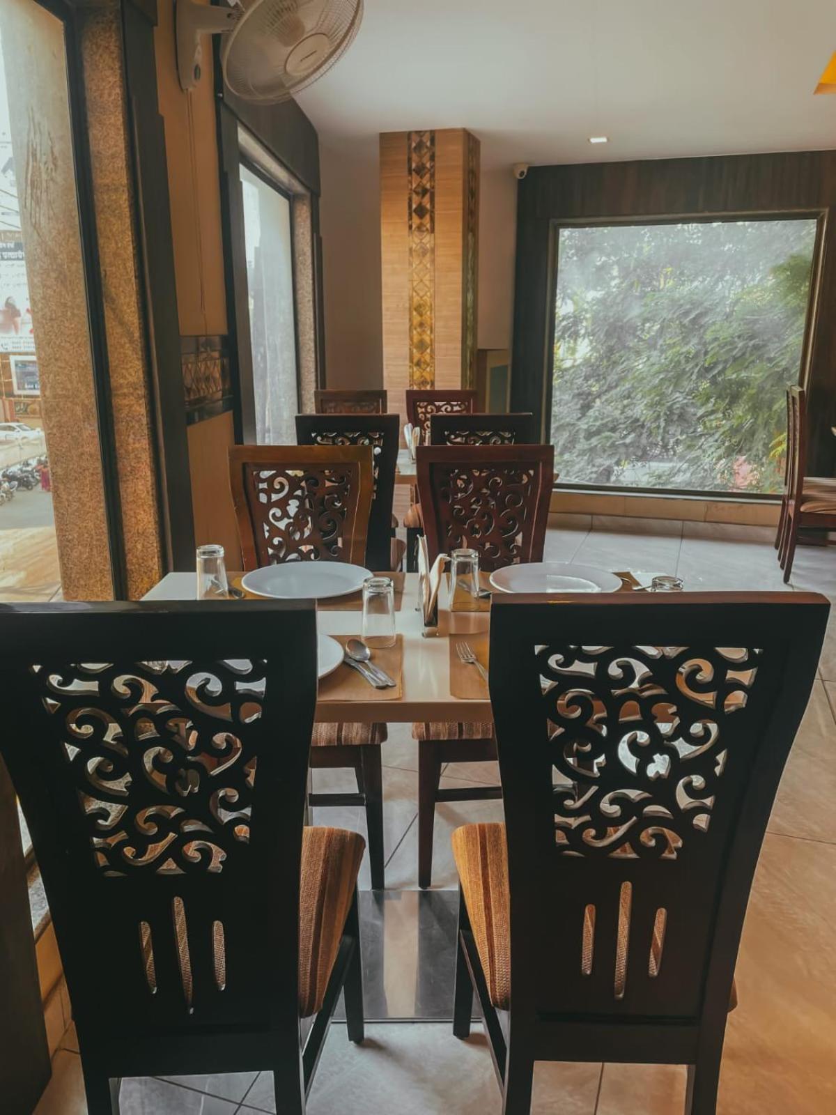 Hotel S L E Residency Varanasi Esterno foto