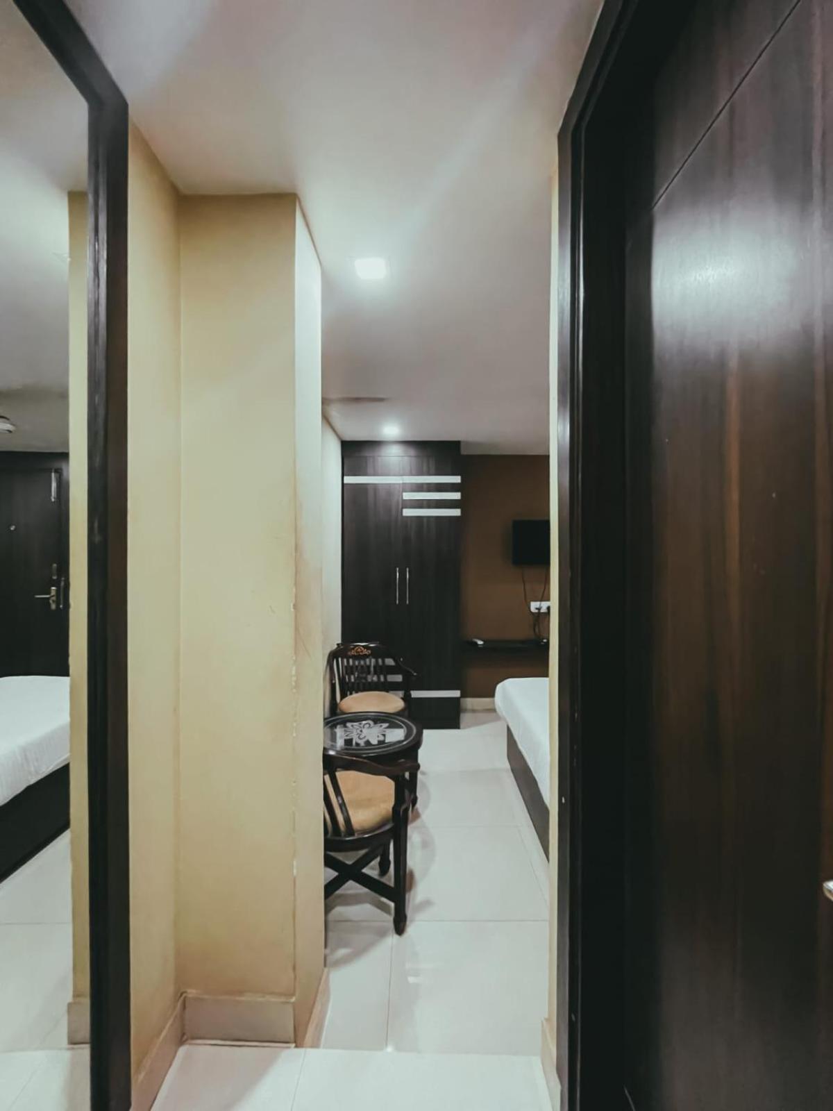 Hotel S L E Residency Varanasi Esterno foto