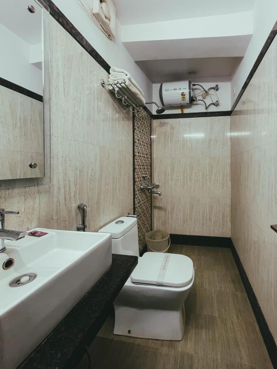 Hotel S L E Residency Varanasi Esterno foto