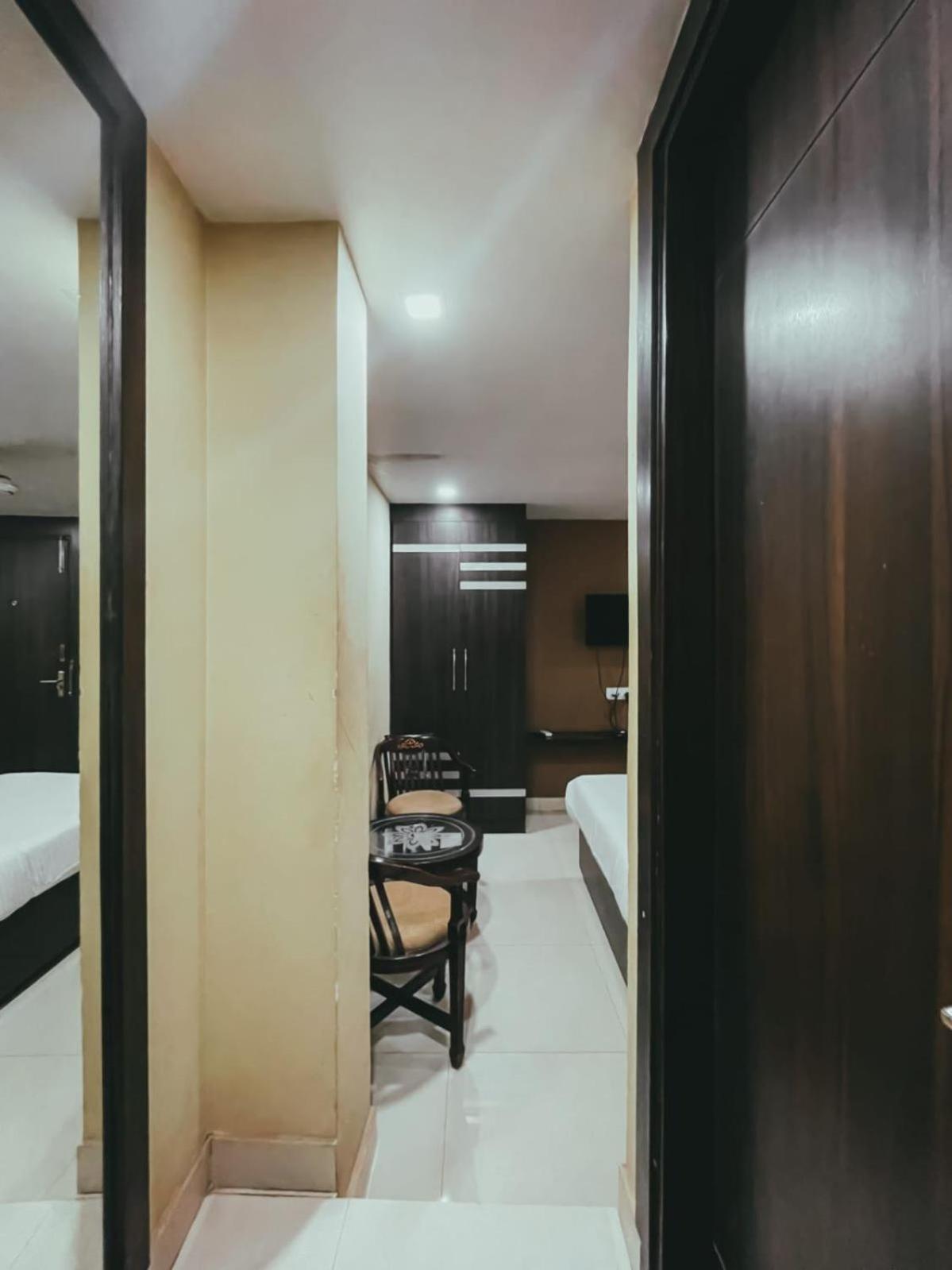 Hotel S L E Residency Varanasi Esterno foto